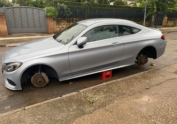 Roban en Córdoba las ruedas de un Mercedes en la puerta de la casa del dueño y lo sujetan con unas cajas de refrescos