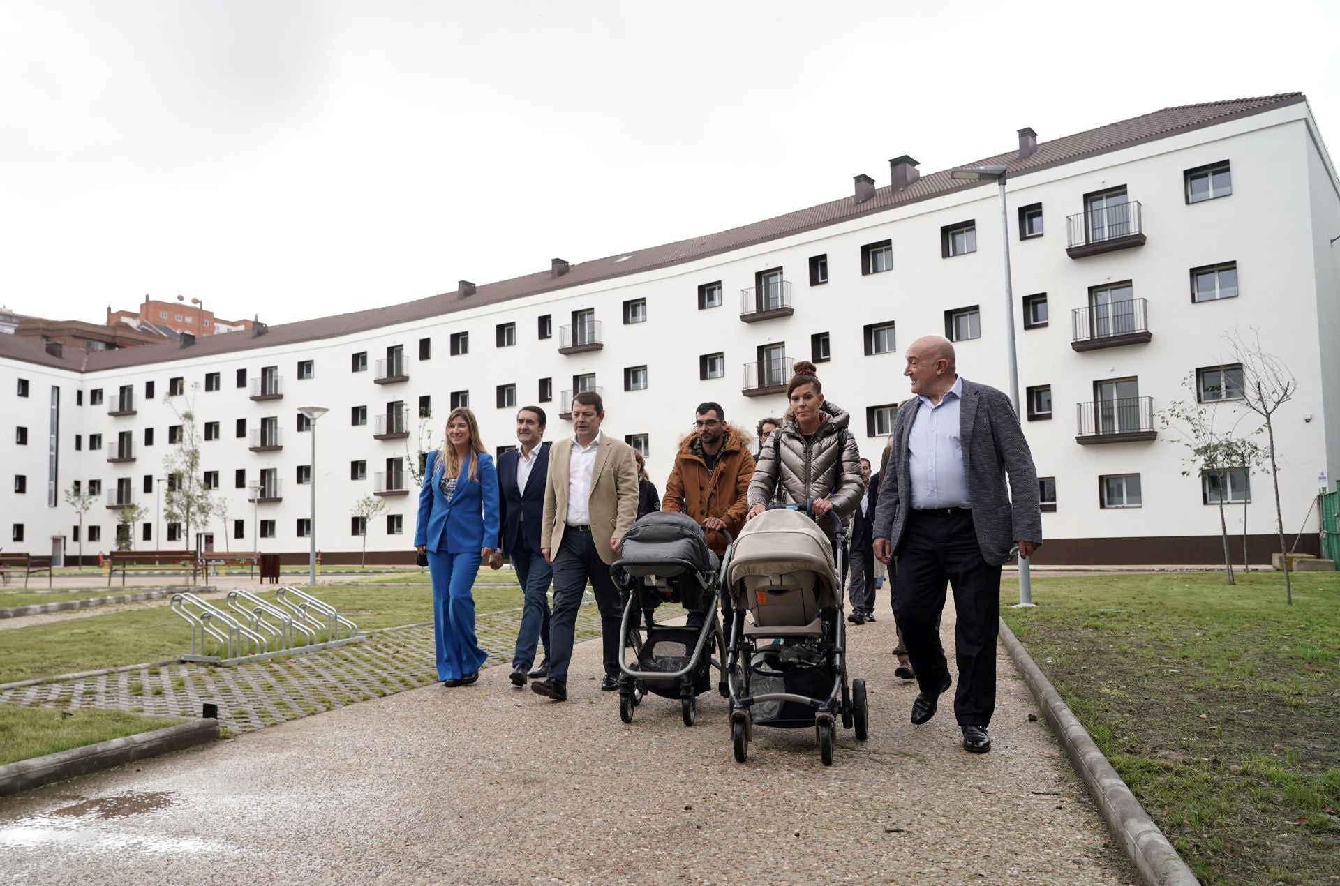 El presidente de la Junta de Castilla y León, Alfonso Fernández Mañueco, participa en el acto de entrega de viviendas rehabilitadas en el edificio Puente Colgante