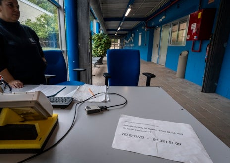 Imagen secundaria 1 - Arriba, el único paso que queda abierto, dañado. Abajo, la recepción del gimnasio con el teléfono de Carreteras y un detalle del puente dañado. 