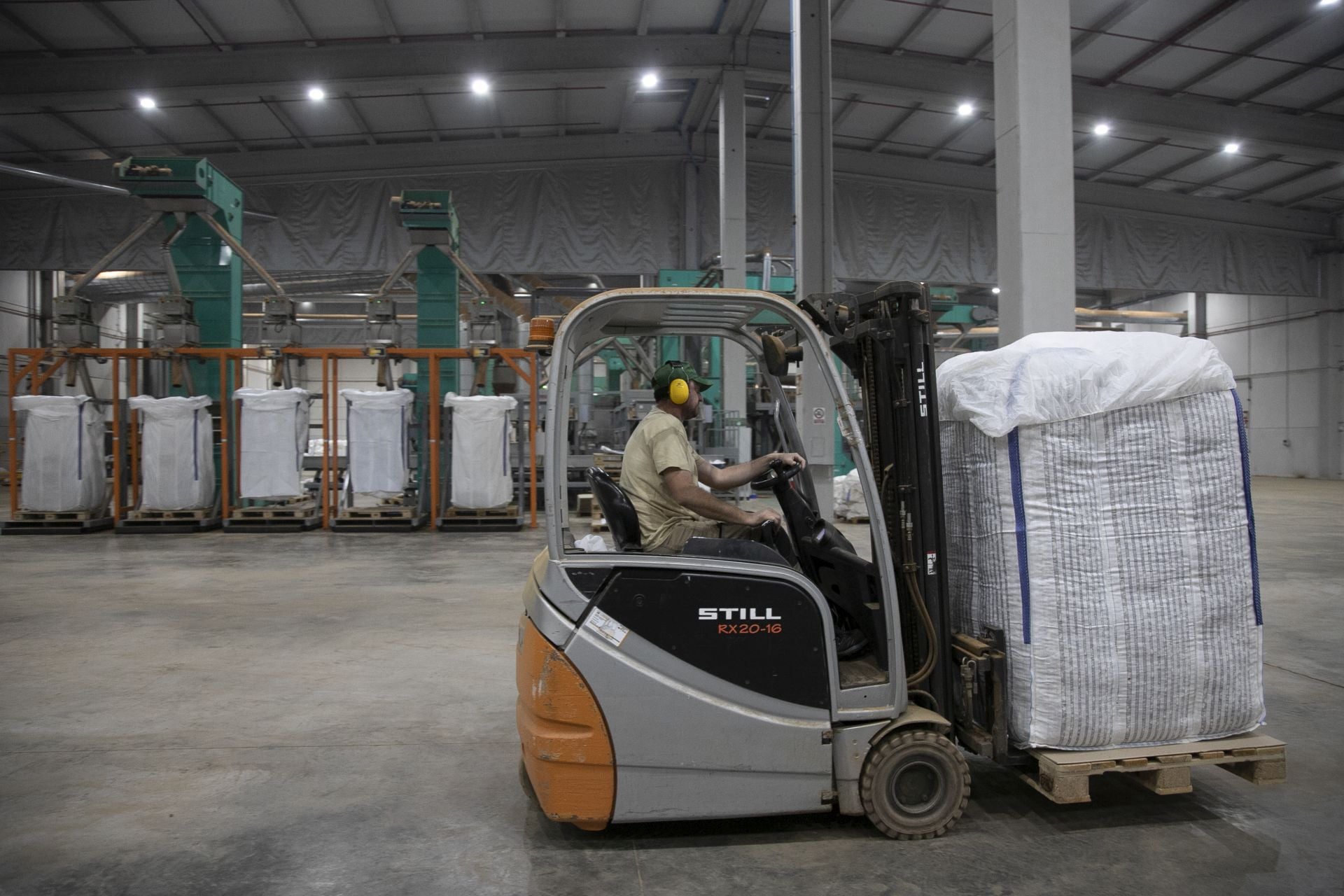 La imponente planta de almendras de Dcoop en Villarrubia, en imágenes