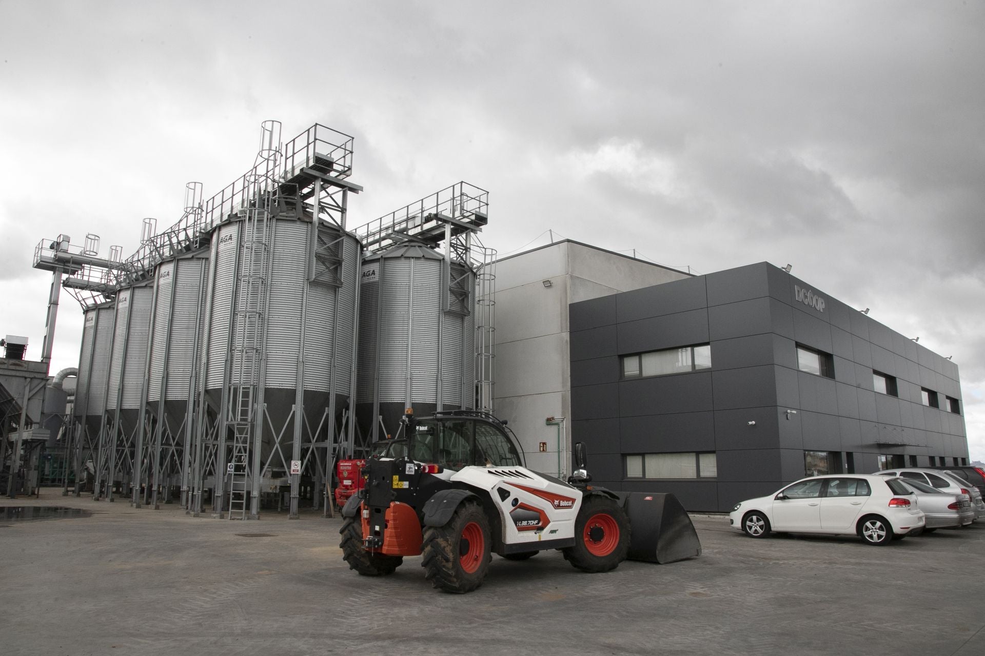 La imponente planta de almendras de Dcoop en Villarrubia, en imágenes