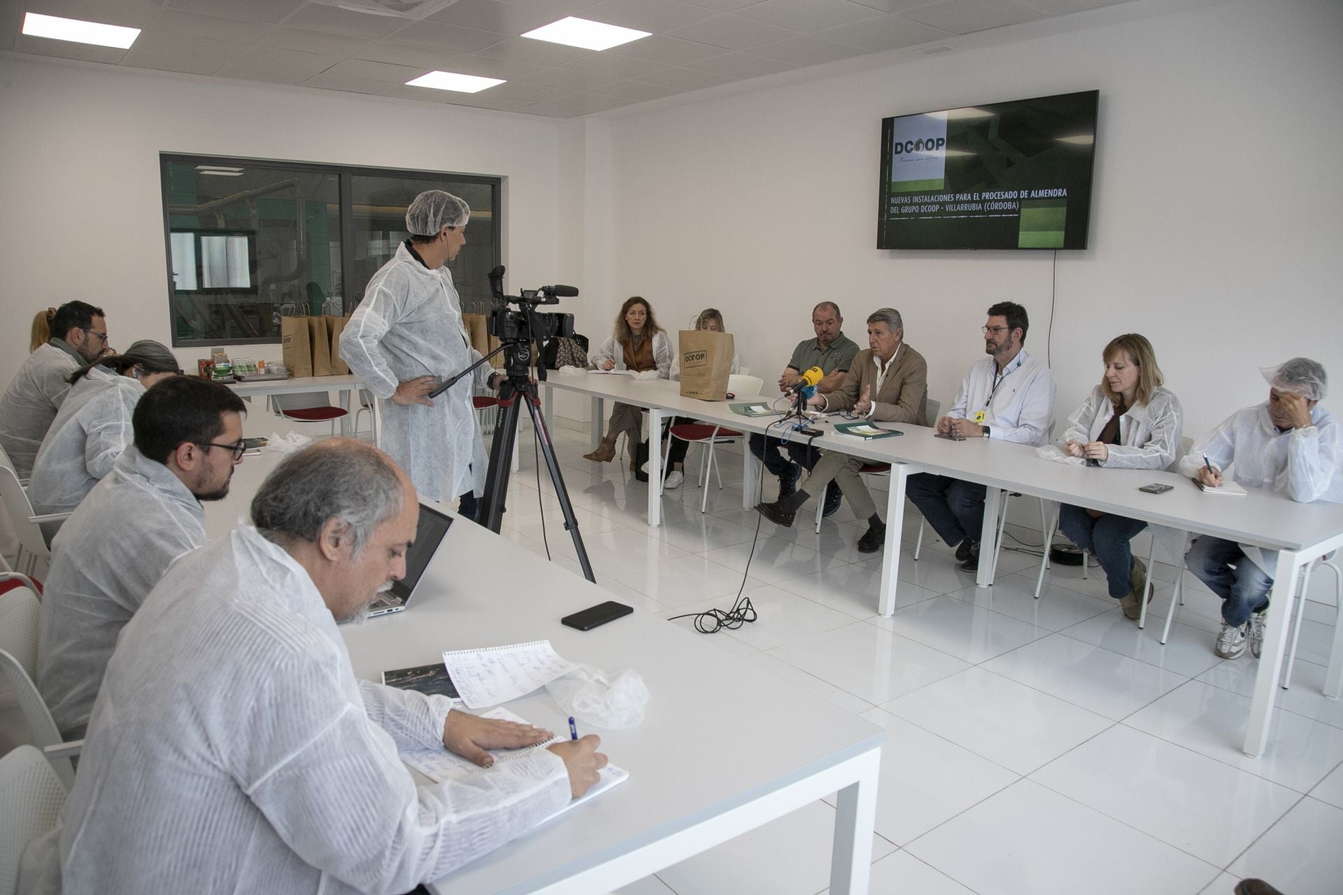 La imponente planta de almendras de Dcoop en Villarrubia, en imágenes