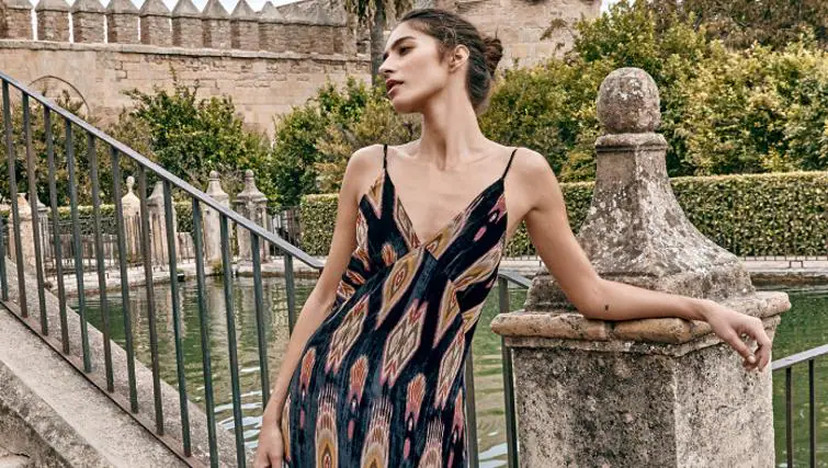 Rocío Crusset posa con uno de los modelos de Unique de Silbon en el Alcázar