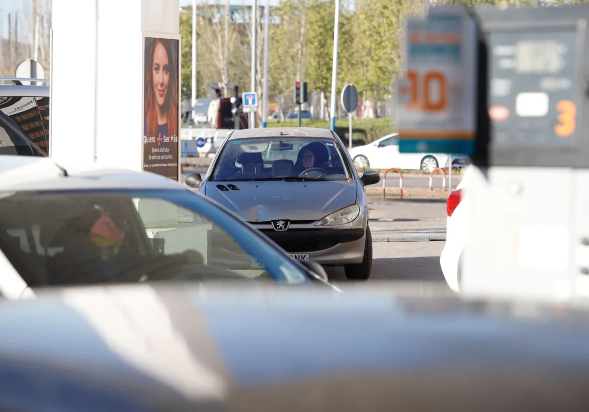 Varios vehículos estacionados pararepostar en una gasolinera