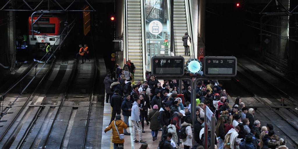 Retrasos en las líneas C-3, C-4 y C-5 de Cercanías por daños en la vía de la estación de Atocha