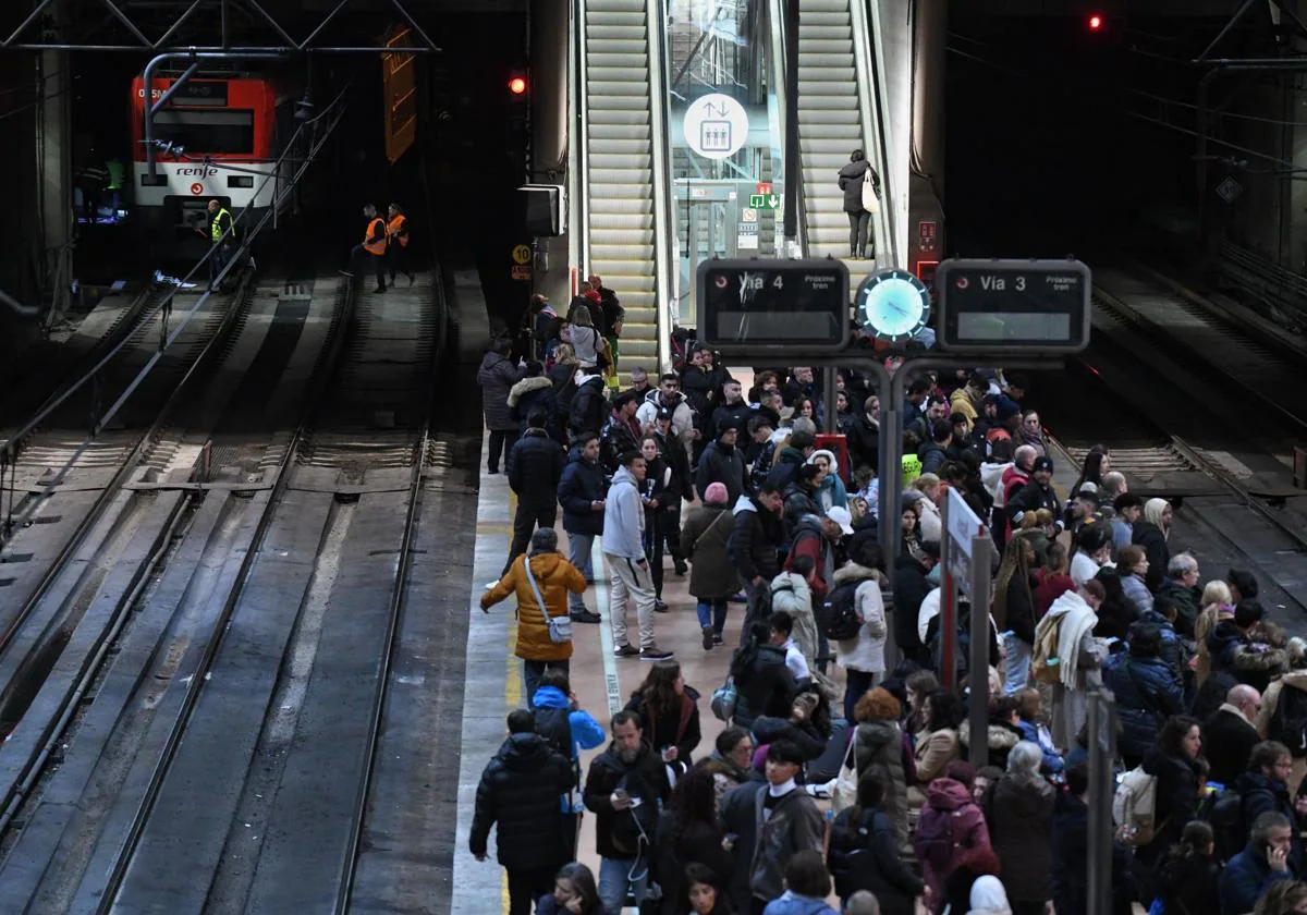 Una imagen de archivo con cientos de personas agolpadas en varios andenes de la estación de Atocha