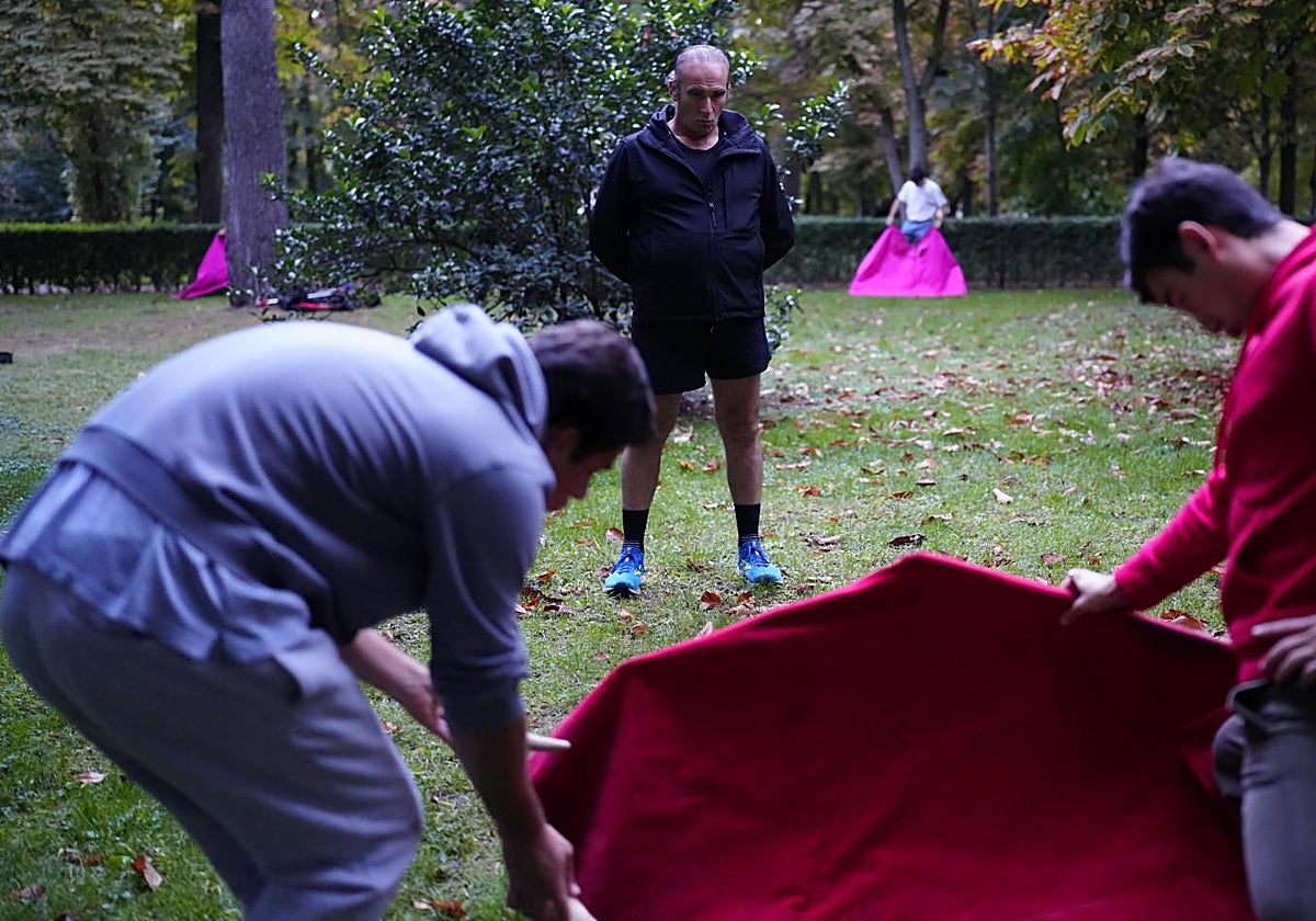 Dos alumnos ensayan con la muleta bajo la mirada de Jesús Montes