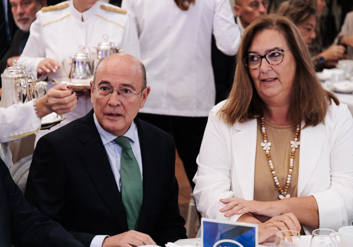 El Coronel Jefe de la Comandancia de la Guardia Civil en Madrid, Diego Pérez de los Cobos, y la presidenta de la Asociación Víctimas del Terrorismo (AVT), Maite Araluce