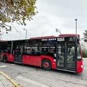 El conductor y los pasajeros de un autobús auxilian a una mujer agredida por su pareja en Valencia