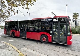 El conductor y los pasajeros de un autobús auxilian a una mujer agredida por su pareja en Valencia