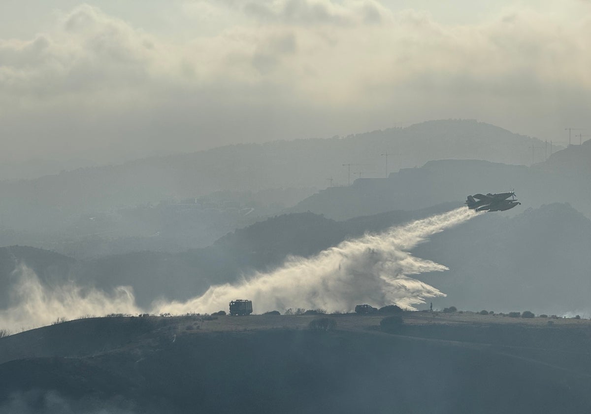 Descarga de un avión en un incendio forestal en Marbella