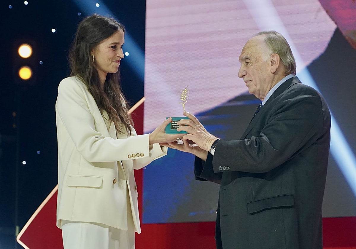 Méndez-Leite recibe emocionado la Espiga de Honor de la Seminci de manos de su hija