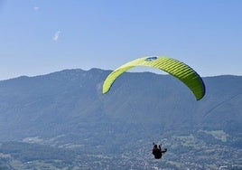 Un parapentista resulta herido tras un accidente en Algodonales y es evacuado en helicóptero