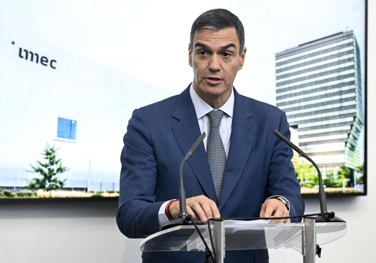 El presidente del Gobierno, Pedro Sánchez, durante su visita a la sede de IMEC en Bélgica