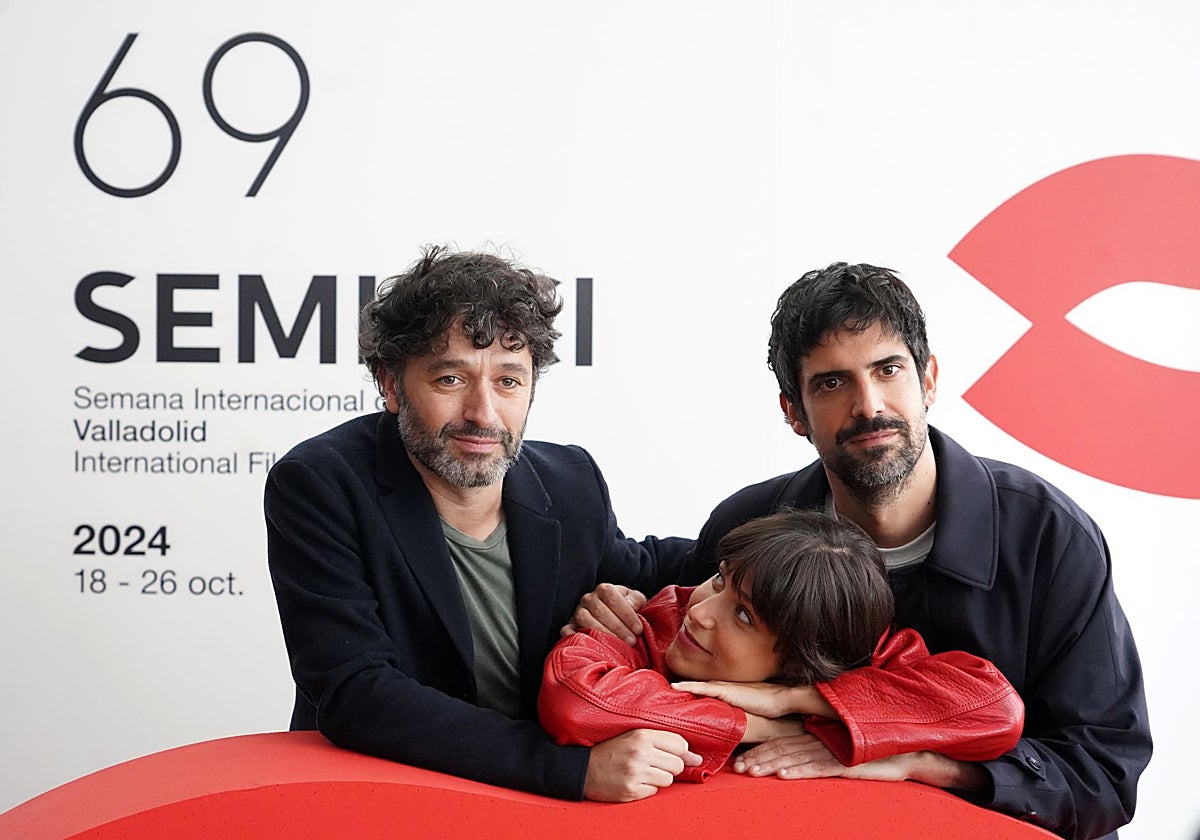 Rodrigo Sorogoyen (I) presenta 'Los años nuevos' en Seminci. En la imagen junto a la actriz Iria del Río y el actor Francesco Carril