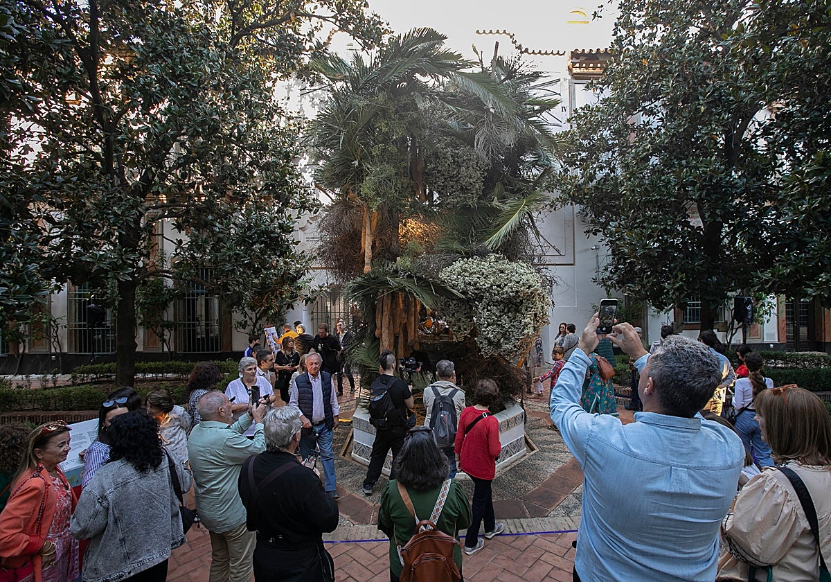 Público en el Patio del Reloj de la Diputación con la instalación ganadora