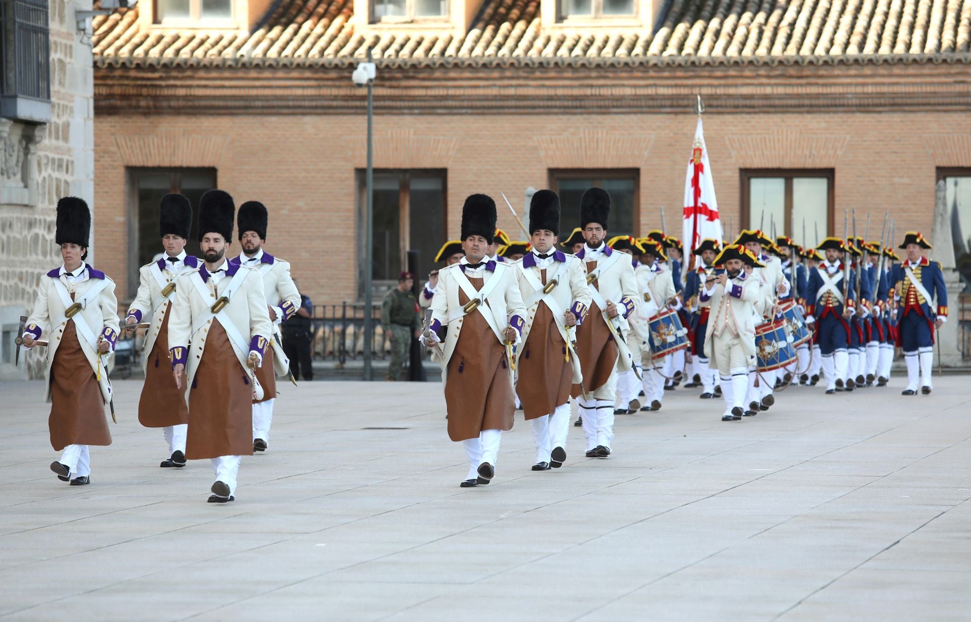 Relevo de guardia e izado solemne de bandera en el Alcázar de Toledo