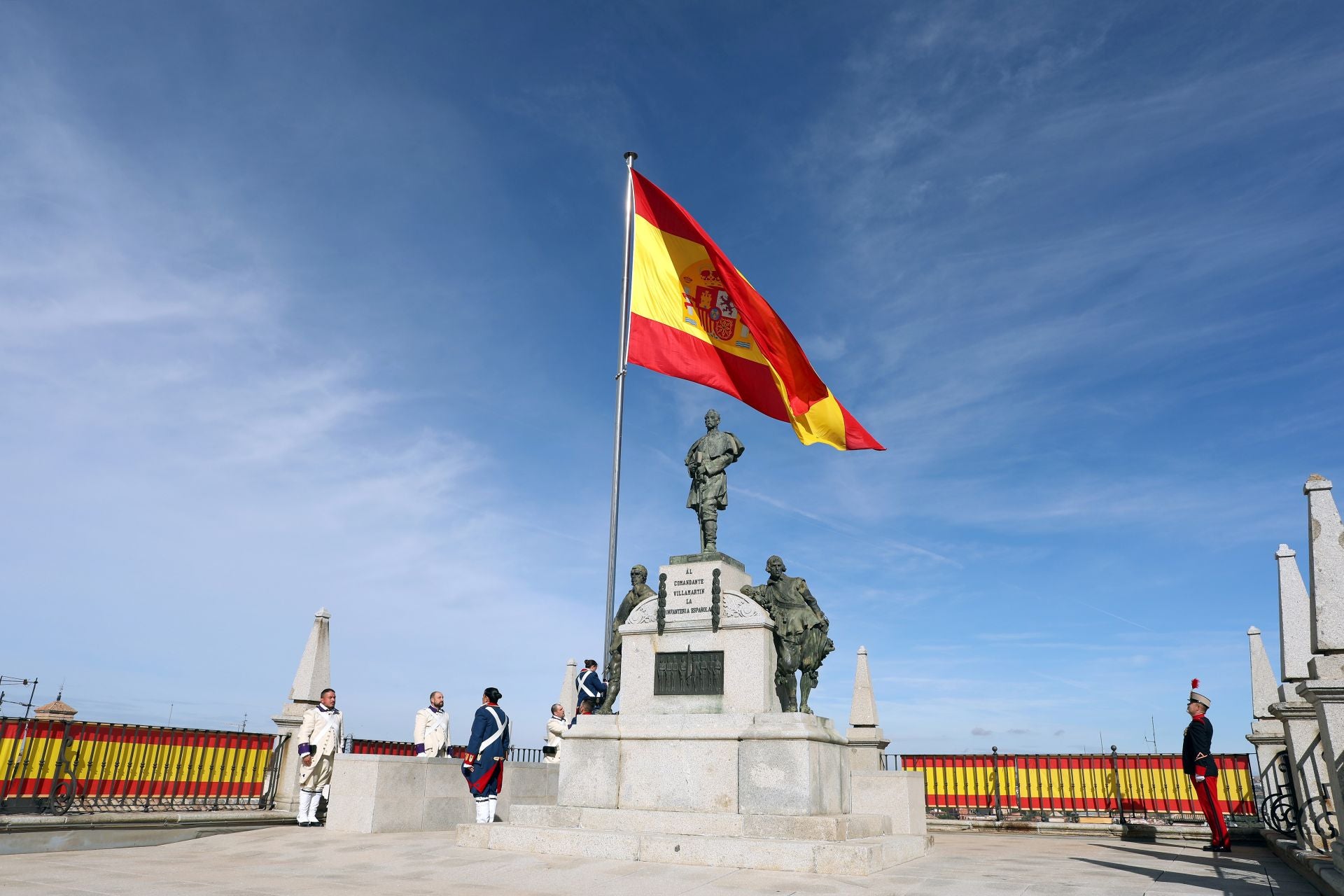 Relevo de guardia e izado solemne de bandera en el Alcázar de Toledo