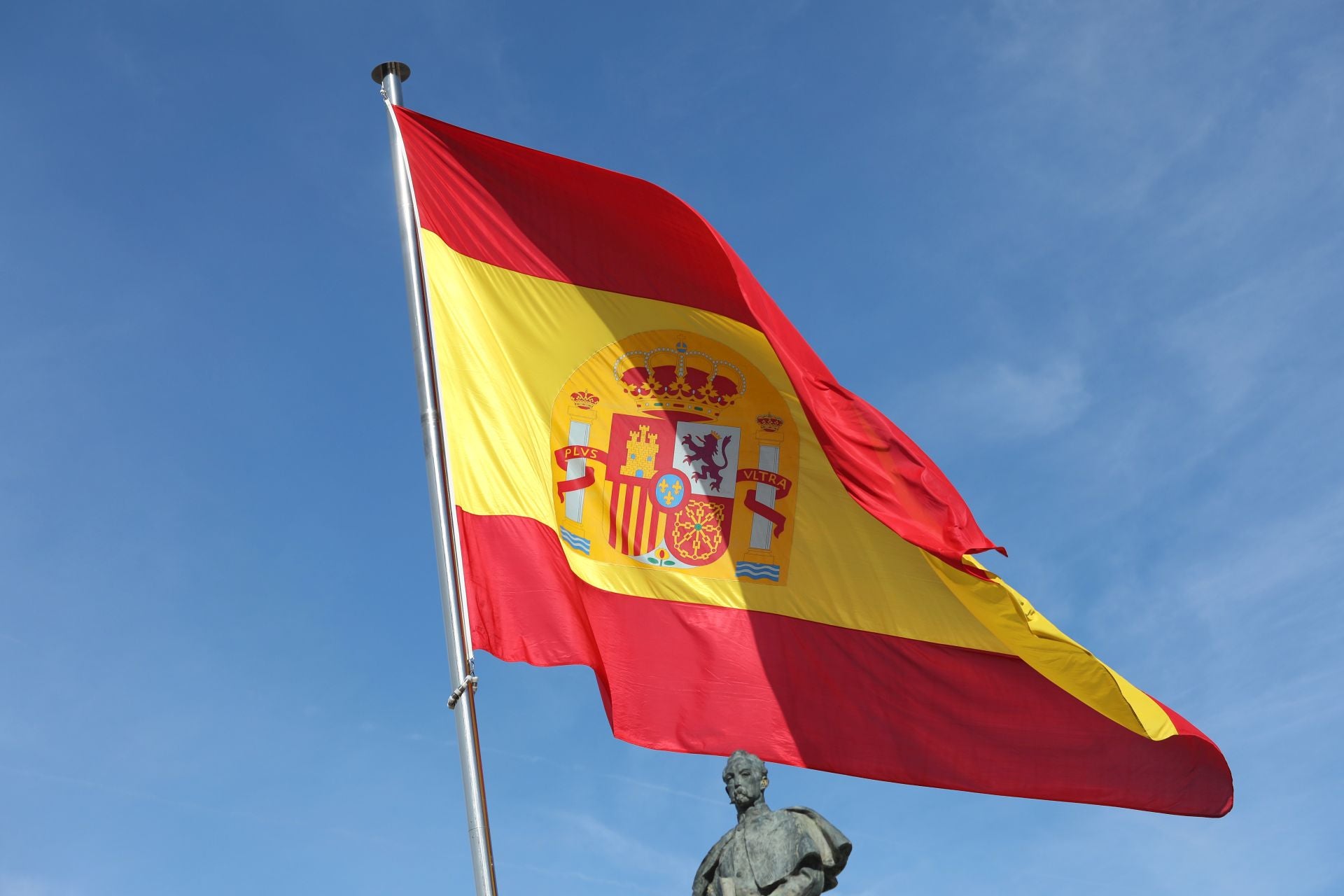 Relevo de guardia e izado solemne de bandera en el Alcázar de Toledo