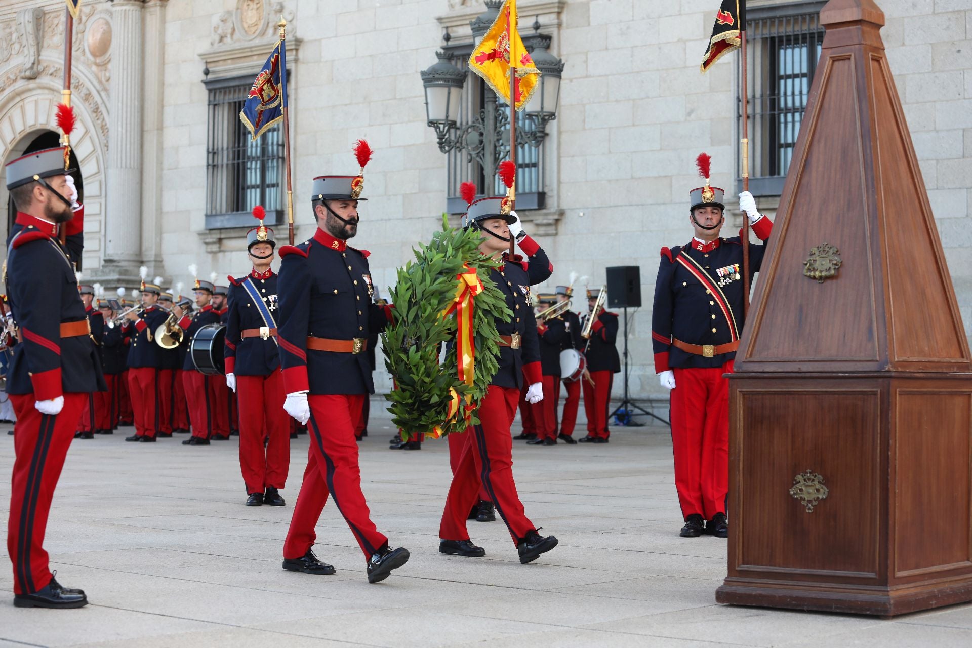 Relevo de guardia e izado solemne de bandera en el Alcázar de Toledo