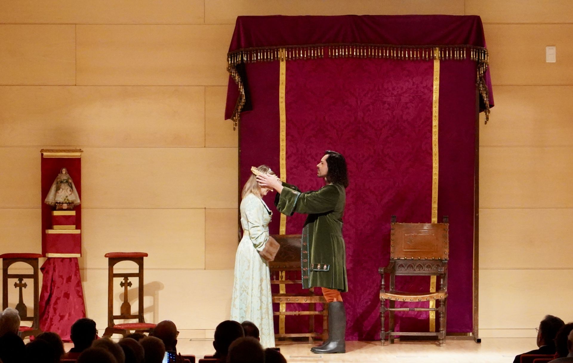 Recreación de la boda entre Isabel y Fernando en el salón de actos de las Cortes de Castilla y León