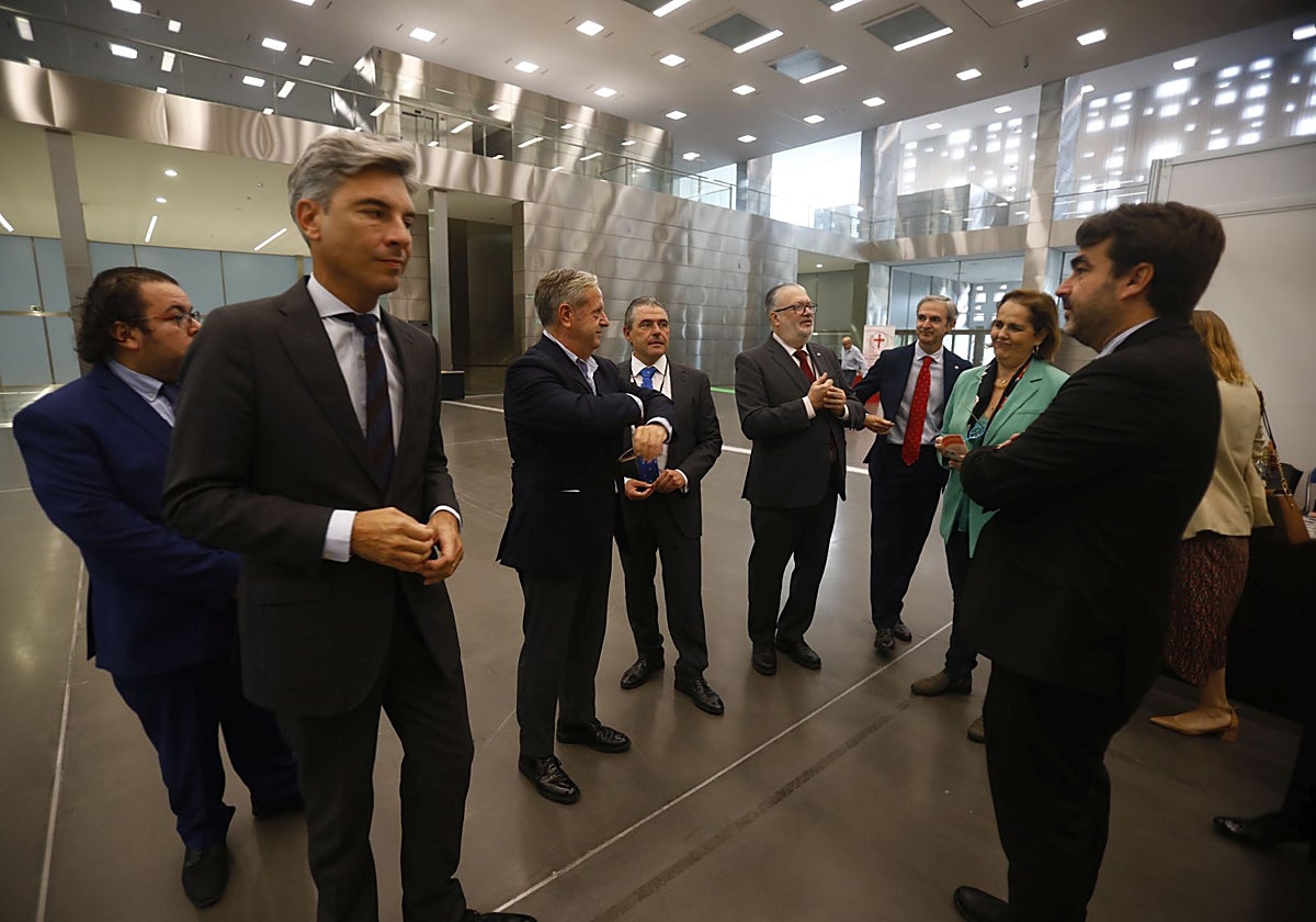 Representantes de la Diputación, la Agrupación de Cofradías y el Ayuntamiento, en la inauguración del segundo Encuentro Empresarial Cofrade de Córdoba