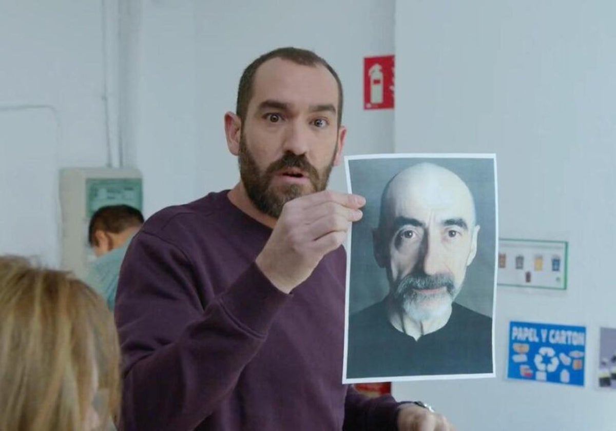 Jorge Ponce, en un momento del documental, con un retrato robot de Antonio Medina