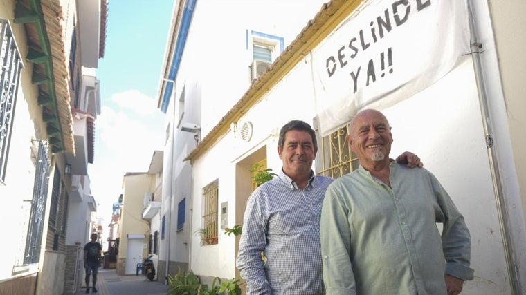 Francisco Cuesta y Manuel Benavides, de la asociación El Rebalaje, en las callejuelas de El Palo