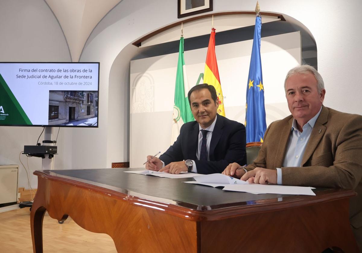 José Antonio Nieto, en el momento de firmar el contrato