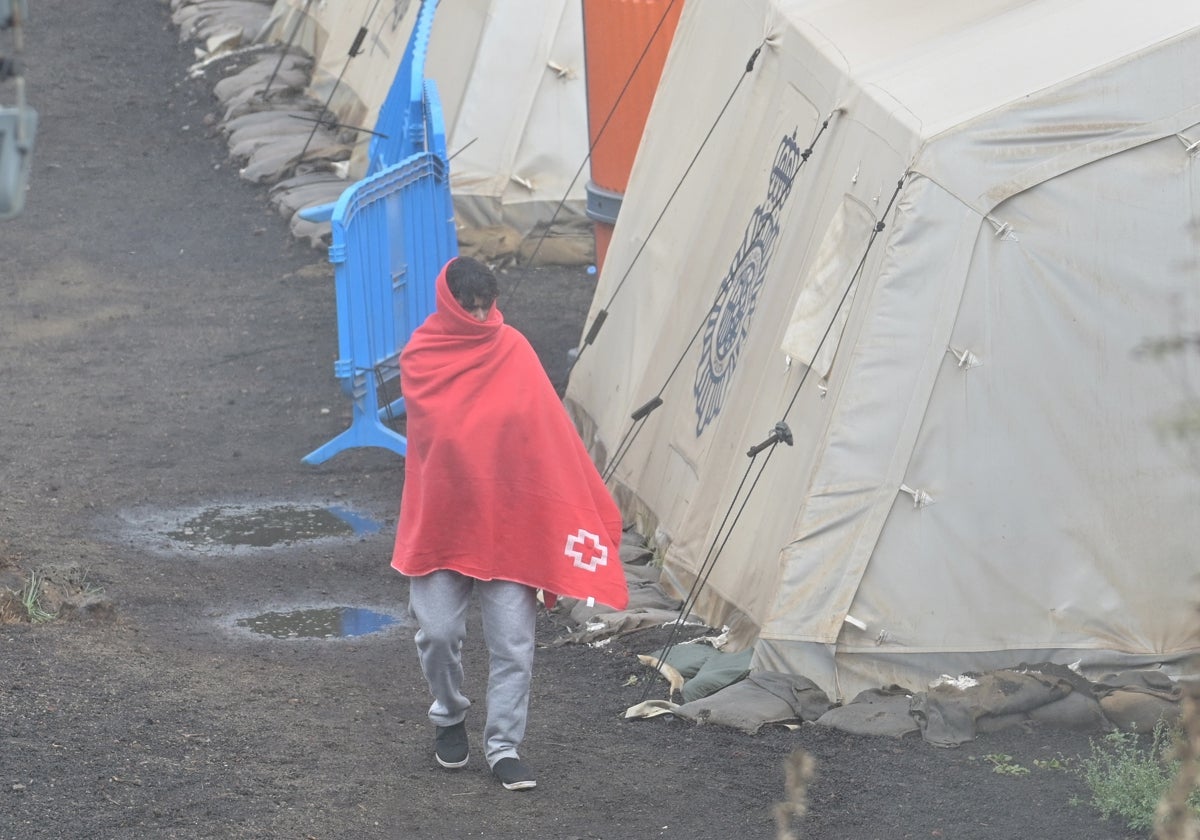 Un migrante en el centro temporal de extranjeros de El Hierro