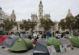 La manifestación por la vivienda en Valencia desemboca en una acampada no autorizada en la Plaza del Ayuntamiento