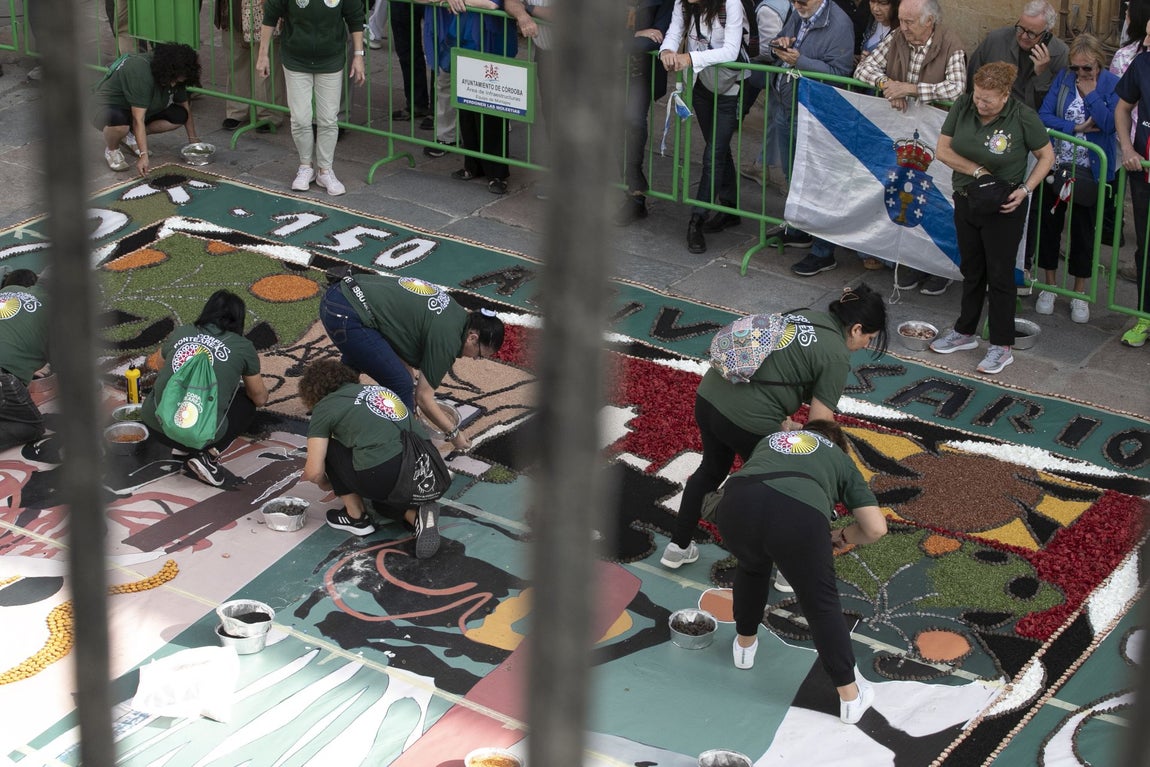 La majestuosa alfombra de flores dedicada a Julio Romero de Torres en Flora, en imágenes