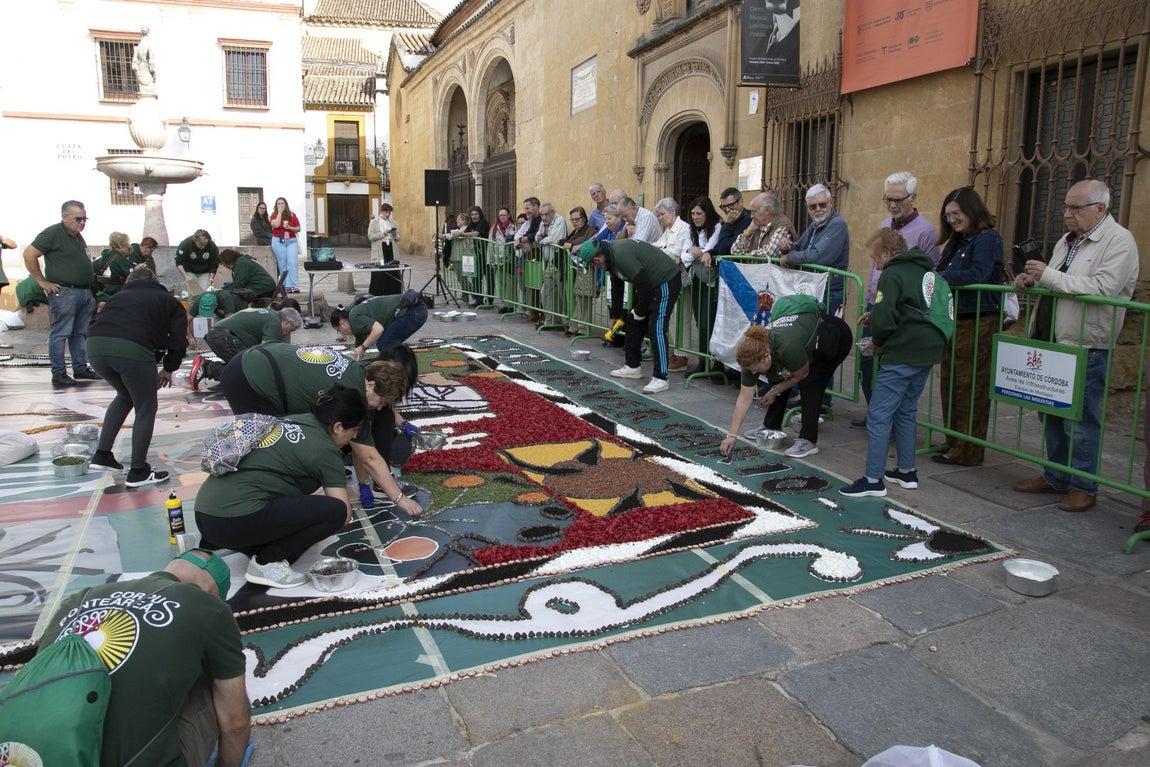 La majestuosa alfombra de flores dedicada a Julio Romero de Torres en Flora, en imágenes