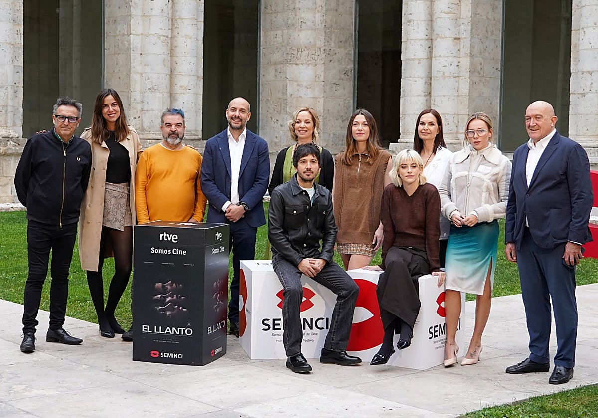 El cineasta vallisoletano Pedro Martín-Calero junto al equipo de su película 'El llanto'; el director de Seminci José Luis Cienfuegos; el alcalde de Valladolid Jesús Julio Carnero y la concejala de Turismo Blanca Jiménez