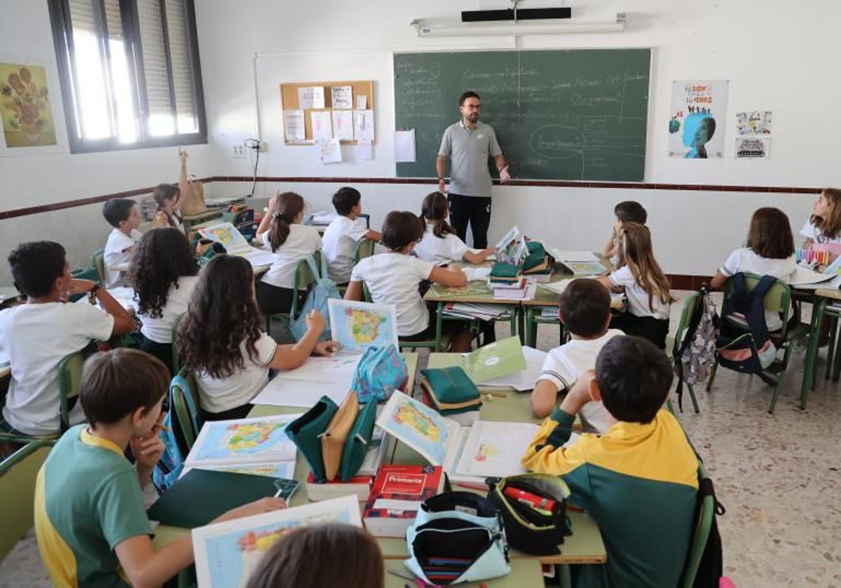 Imagen de archivo de un profesor durante una clase en un centro de la capital cordobesa