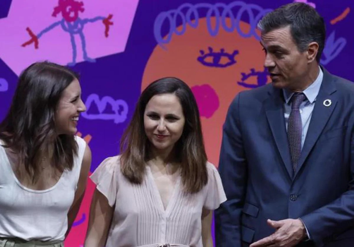 El presidente del Gobierno, Pedro Sánchez, junto a la exministra de Igualdad, Irene Montero, y la secretaria general del Podemos, Ione Belarra