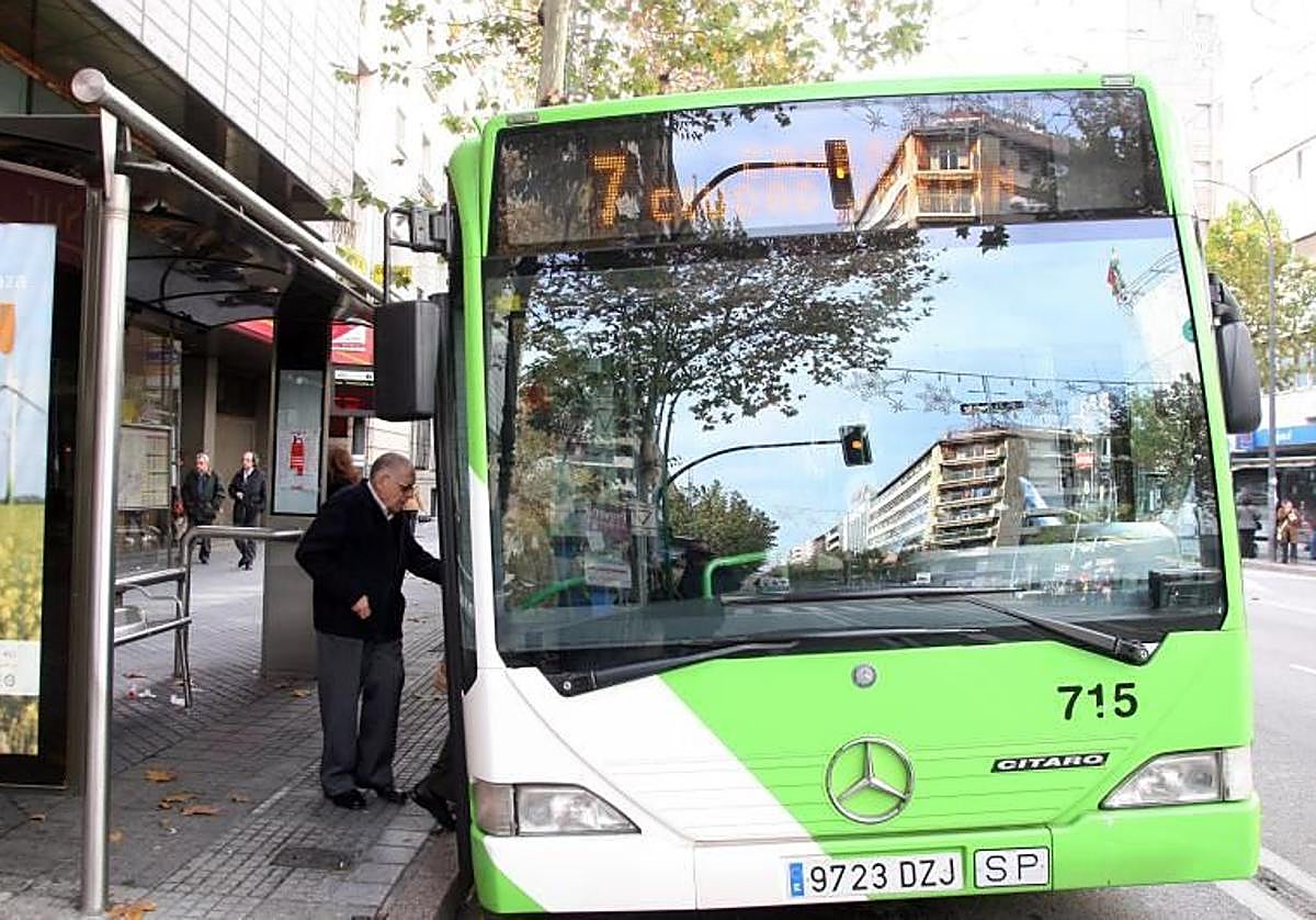 Autobús de Aucorsa en una parada