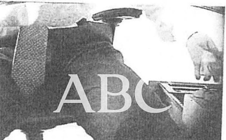 Imagen principal - El CNI instaló cámaras ocultas en el despacho de su jefe de Contrainteligencia rusa y vio que tomaba notas del ordenador y se las llevaba. Los agentes lo seguían en salidas «sospechosas» los sábados por la mañana. En una llevaba un canuto de hojas enrolladas. 