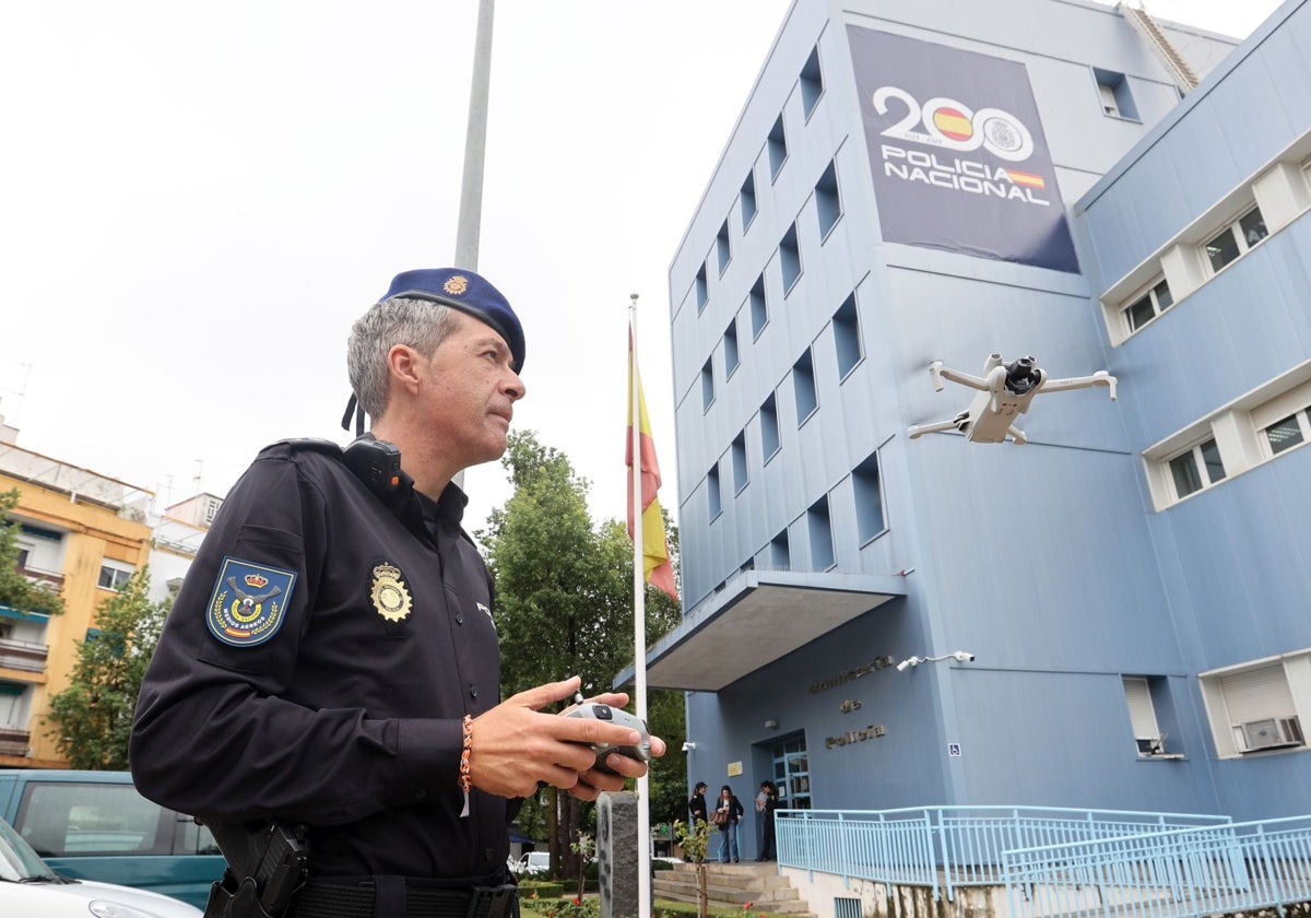 El agente piloto Sergio Palacios vuela un dron frente a la comisaria de Fleming en la capital