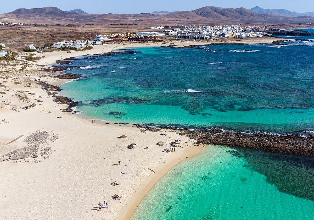 El pueblo de Canarias que recomienda la prensa británica con una playa de aguas cristalinas: dónde está y cómo llegar