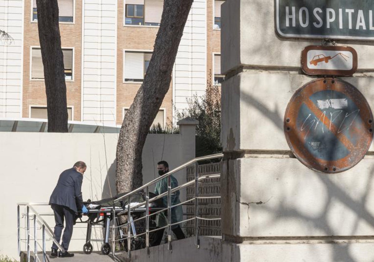 Imagen de archivo de operarios de una funeraria sacando un féretro con un fallecido en un hospital de Valencia