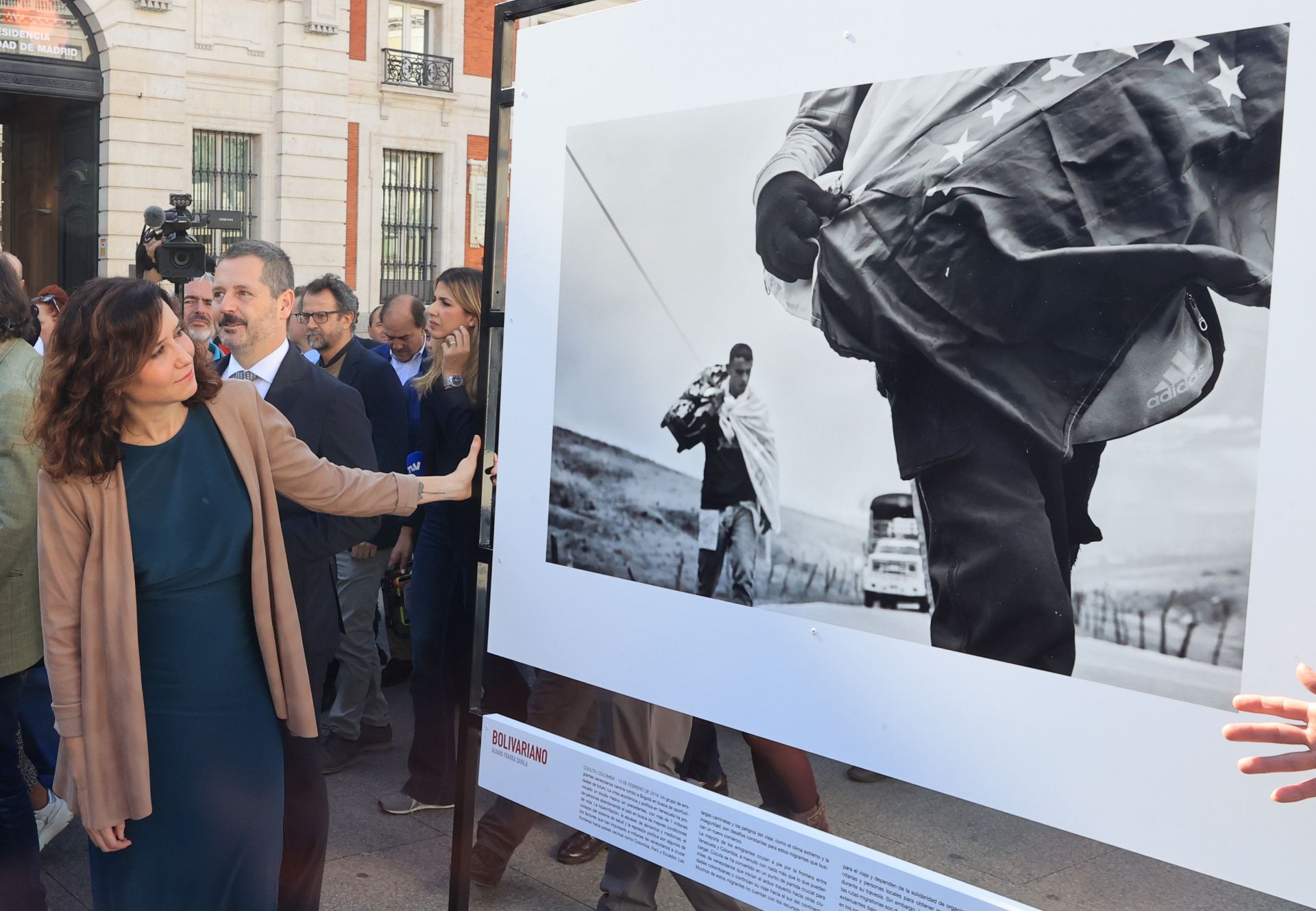 La presidenta madrileña se detiene ante una de las instantáneas más singulares de la muestra 'Bolivariano'