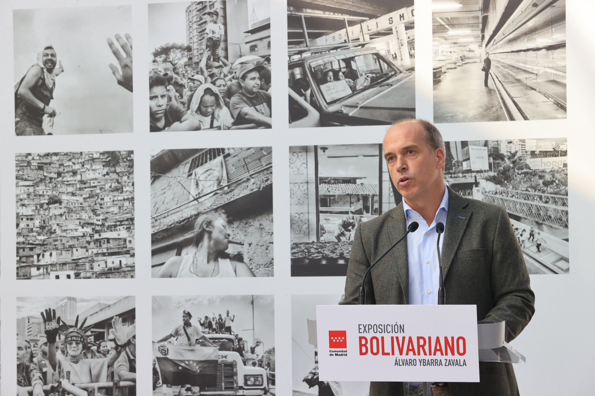 Álvaro Ybarra Zavala,  durante la inauguración de su exposición 'Bolivariano'