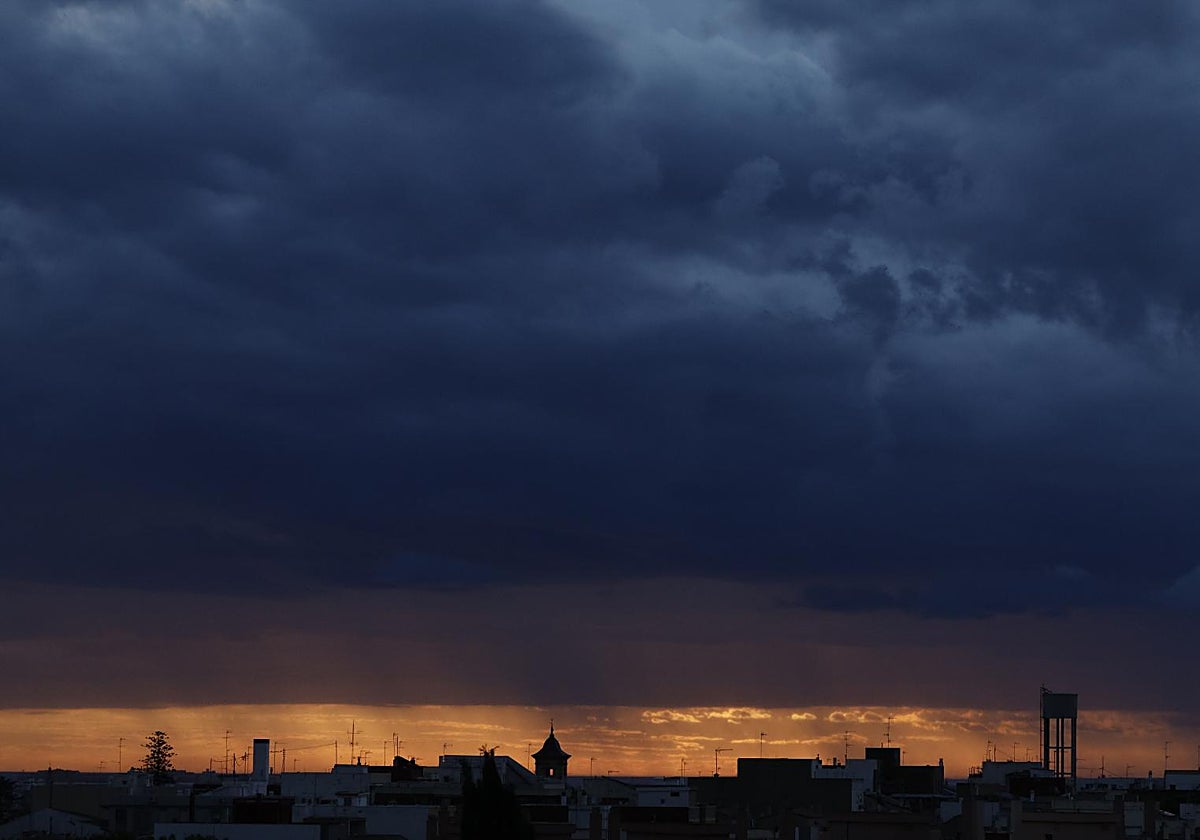 Vista general de un amanecer nublado en Valencia