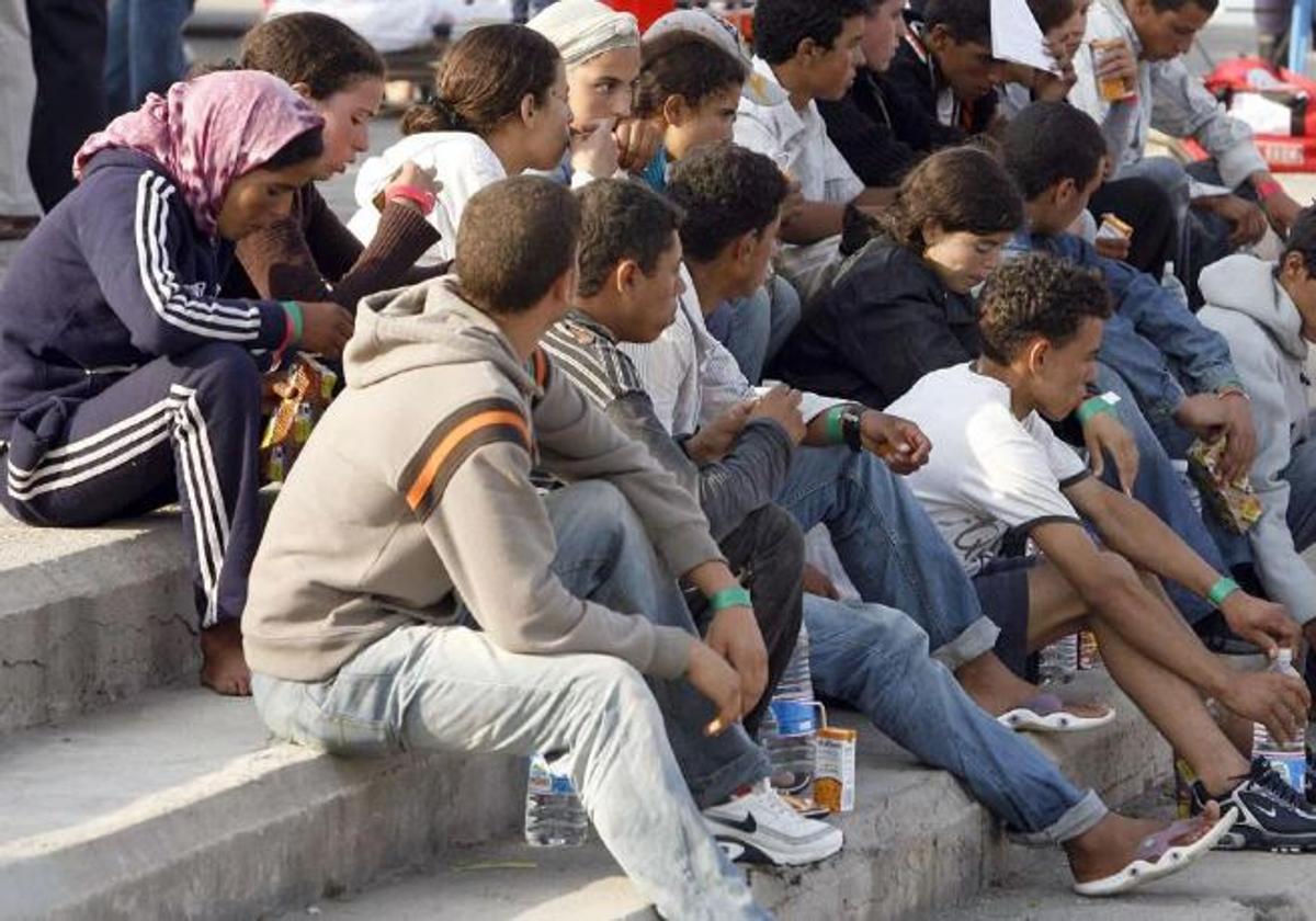 Imagen de archivo de menores migrantes llegado al puerto de Málaga