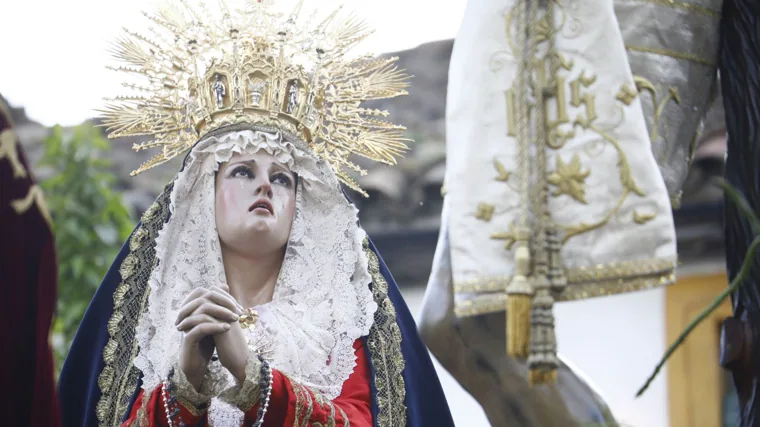 La Virgen de los Dolores y Misericordia, a los pies del Cristo de Gracia