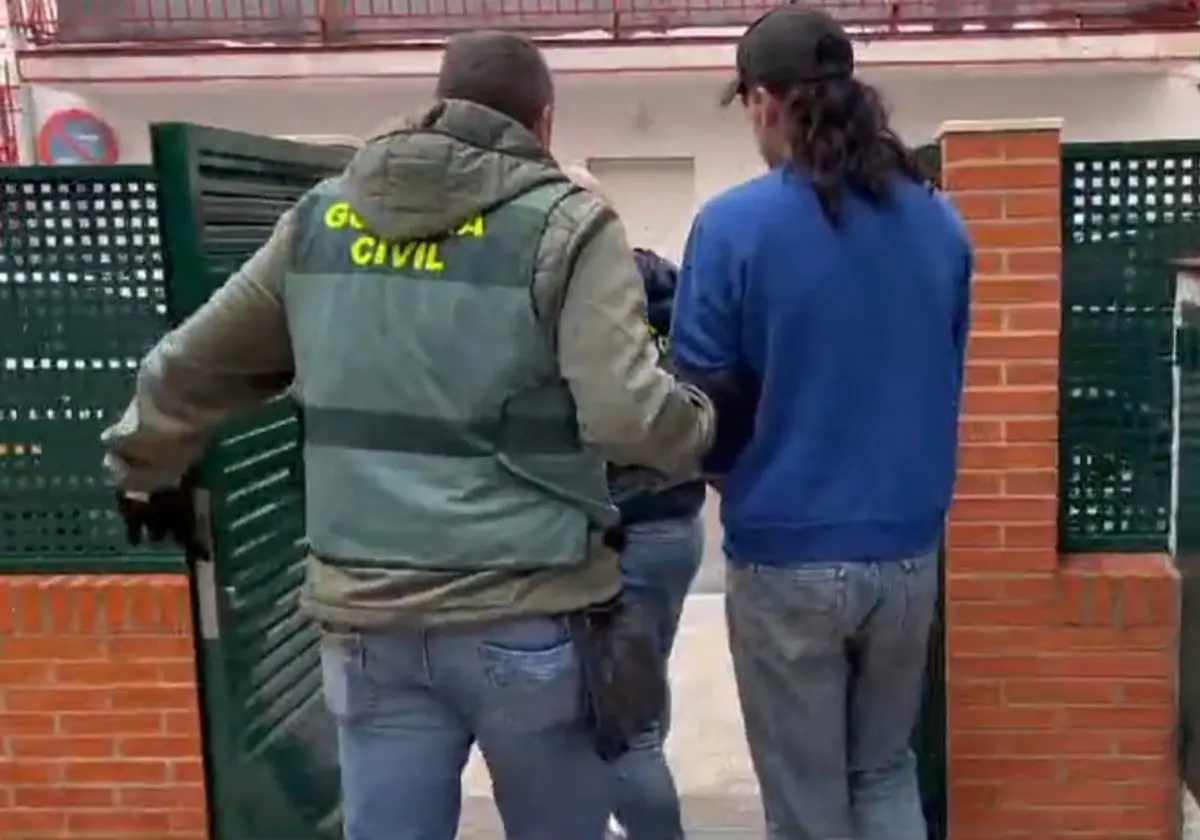 Agentes de la Guardia Civil junto a uno de los detenidos