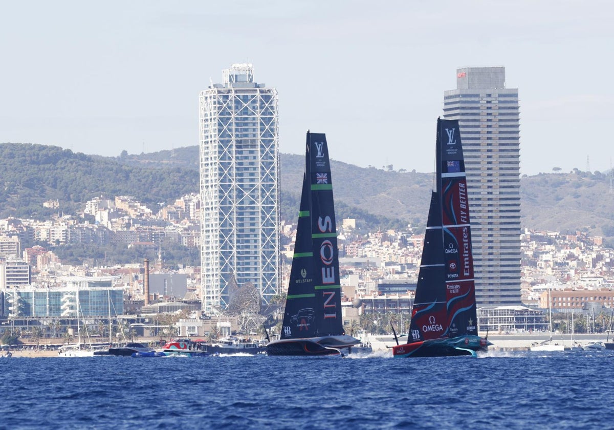 El vigente campeón, Emirates New Zealand (d), y el aspirante, el INEOS Brittania, durante la regata final en Barcelona