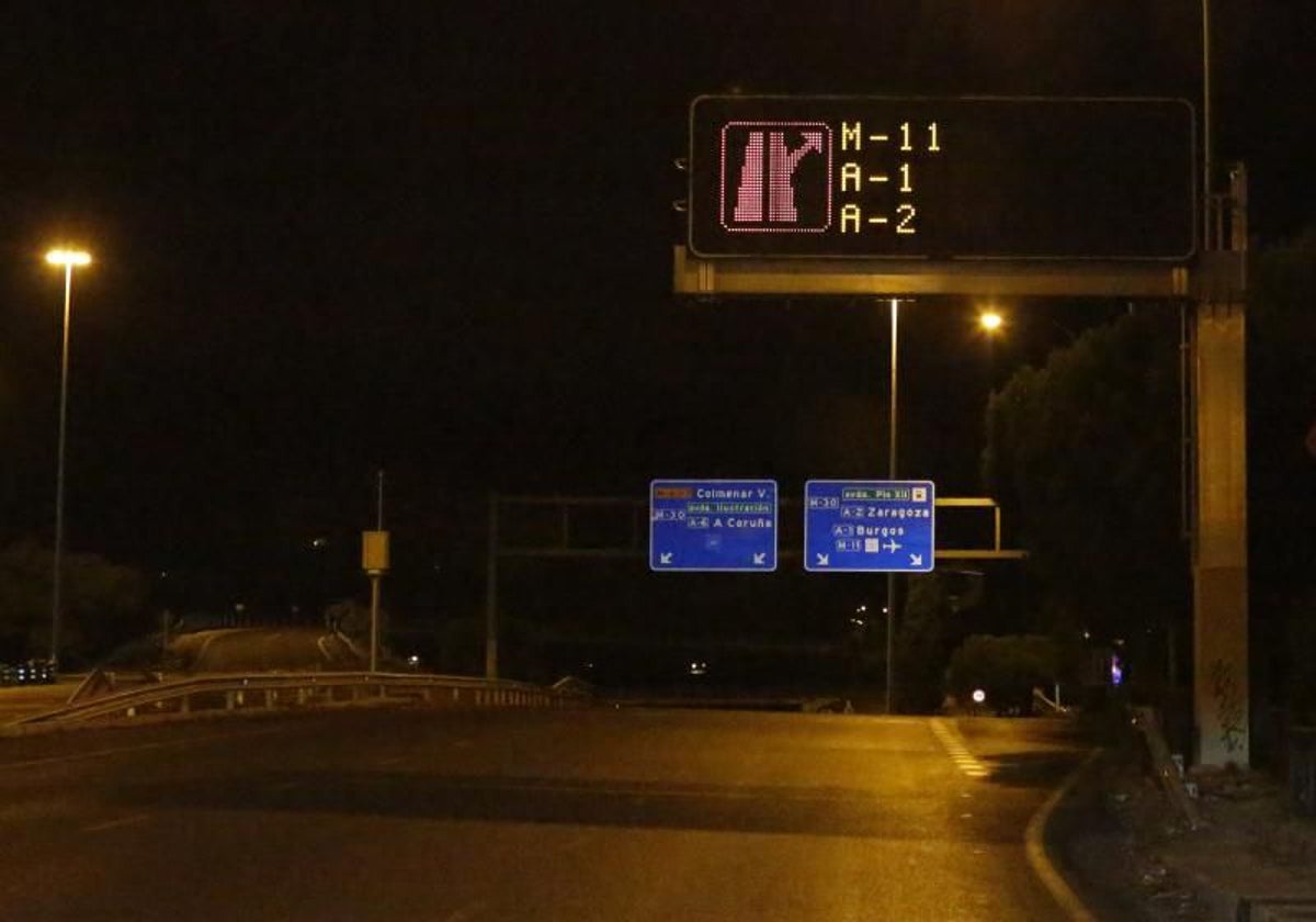Imagen nocturna de una vía de Madrid