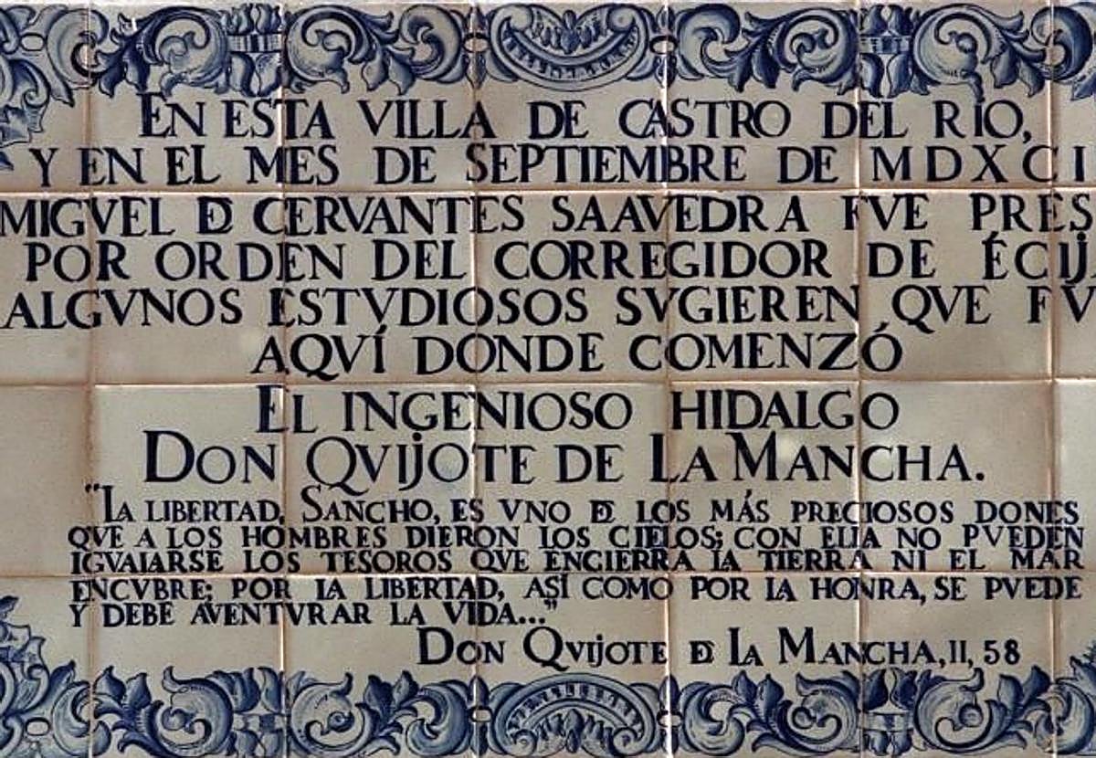 Placa cerámica en el que se habla de la vinculación de Cervantes con Castro del Río